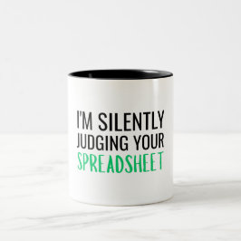 Caneca De Café Em Dois Tons Estou Julgando Silenciosamente Sua Planilha