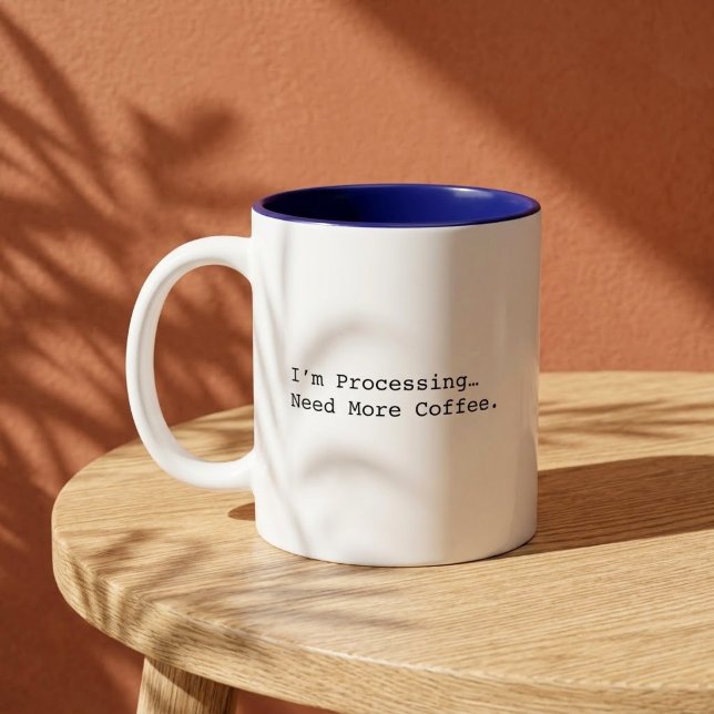 Caneca De Café Em Dois Tons Estou Processando Preciso Mais Café Amante do Café (Criador carregado)