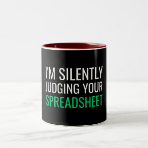 Caneca De Café Em Dois Tons Estou Silenciosamente Julgando Sua Planilha