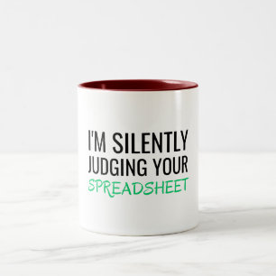 Caneca De Café Em Dois Tons Estou Silenciosamente Julgando Sua Planilha