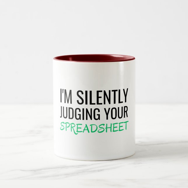 Caneca De Café Em Dois Tons Estou Silenciosamente Julgando Sua Planilha (Centro)