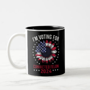 Caneca De Café Em Dois Tons Estou votando no condenado pro Trump 2024