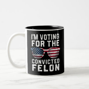 Caneca De Café Em Dois Tons Estou votando no condenado pro Trump 2024