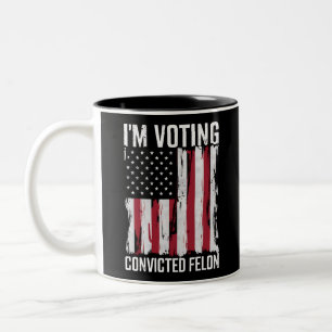 Caneca De Café Em Dois Tons Estou votando no criminoso condenado pró-Trump 202