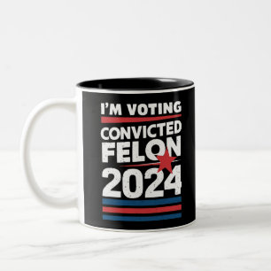 Caneca De Café Em Dois Tons Estou votando no criminoso condenado pró-Trump 202