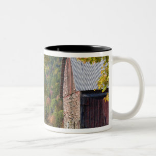 Caneca De Café Em Dois Tons Estrada ao lado de celeiro rural clássico/fazenda