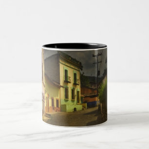 Caneca De Café Em Dois Tons Estrada do Cobblestone & construções amarelas em