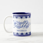 Caneca De Café Em Dois Tons Estrela de Hanukkah Feliz Azul Personalizado<br><div class="desc">Comemore este feriado com esta caneca feliz Hanukkah personalizada em azul claro e escuro. Esta caneca apresenta striped e Star of David border,  text image "Happy Hanukkah",  seu nome e menorah azul do lado. Faz um presente excelente para as férias! É fácil personalizar com opções personalizadas.</div>
