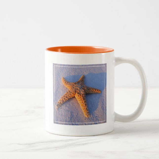 Caneca De Café Em Dois Tons Estrela do mar na areia branca (Direita)