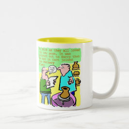 Caneca De Café Em Dois Tons Estudante maduro lê poema na classe das cervejas