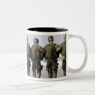 Caneca De Café Em Dois Tons Estudantes de Formação de Crewman