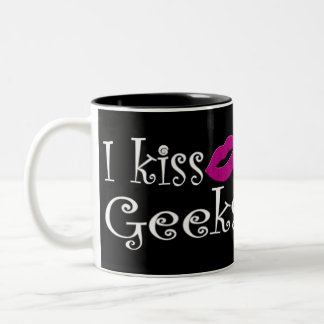 Caneca De Café Em Dois Tons Eu beijo geeks