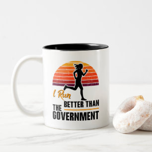 Caneca De Café Em Dois Tons Eu Corro Melhor Que O Governo Corredor Divertido