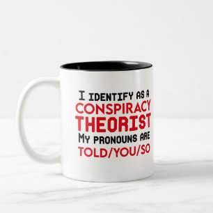 Caneca De Café Em Dois Tons Eu me identifico como pronomes teoristas da conspi