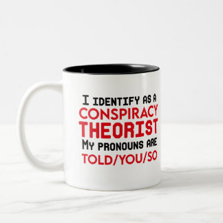 Caneca De Café Em Dois Tons Eu me identifico como pronomes teoristas da conspi