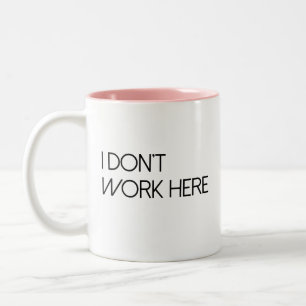 Caneca De Café Em Dois Tons Eu não trabalho aqui