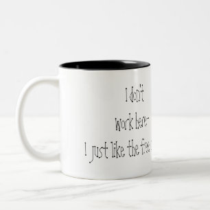 Caneca De Café Em Dois Tons Eu não trabalho aqui