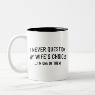 Caneca De Café Em Dois Tons Eu Nunca Questiono As Escolhas Da Minha Esposa" So
