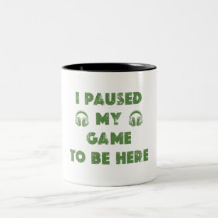 Caneca De Café Em Dois Tons EU PAUSEI MEU JOGO PARA ESTAR AQUI CAMISETA Tri-Bl