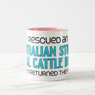 Caneca De Café Em Dois Tons Eu salvei um cão Stumpy do gado da cauda (o homem