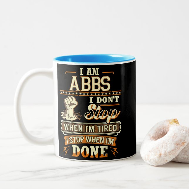 Caneca De Café Em Dois Tons Eu sou Abbs. Não paro quando estou cansado (Com Donut)