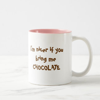 Caneca De Café Em Dois Tons Eu sou mais agradável se youbring o meCHOCOLATE,