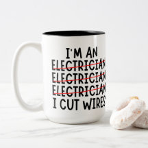 Eu sou um eletricista Eu corto fio uma mug de café