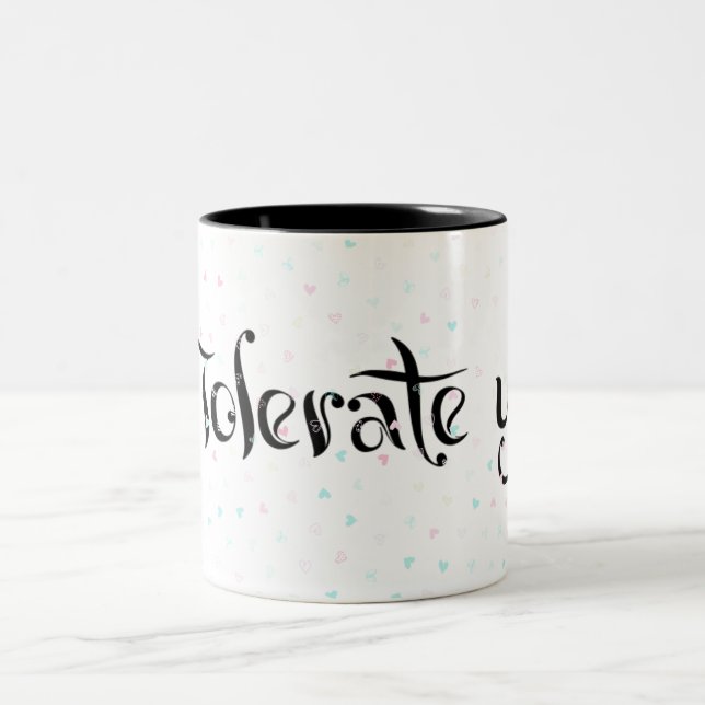 Caneca De Café Em Dois Tons Eu tolero você. (Centro)