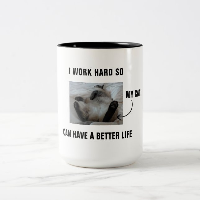 Caneca De Café Em Dois Tons Eu trabalho duro para que meu gato tenha uma vida  (Centro)