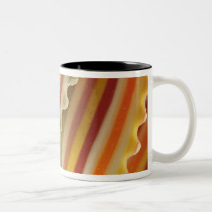 Caneca De Café Em Dois Tons EUA. Close-up de macarrão arco-íris seco.