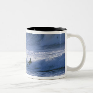Caneca De Café Em Dois Tons EUA, Estado de Washington, La Push. Homem de caiaq