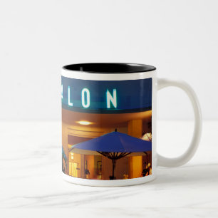 Caneca De Café Em Dois Tons EUA, FL, Miami, South Beach à noite.