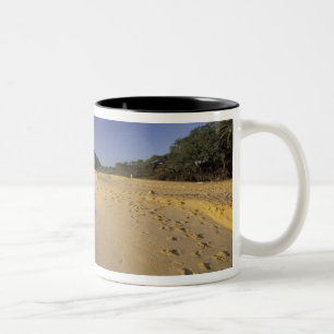 Caneca De Café Em Dois Tons EUA, Havaí, Maui, Pegadas na areia, Makena
