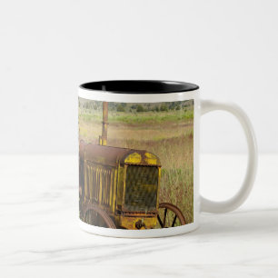 Caneca De Café Em Dois Tons EUA, Oregon, Shaniko. Trator oxidado do vintage