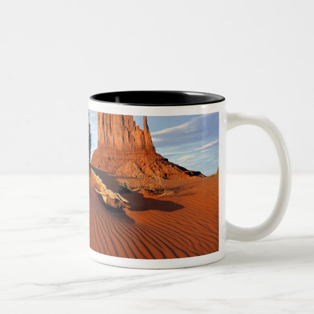 Caneca De Café Em Dois Tons EUA, Utah, Monument Valley. O vento cria (Direita)
