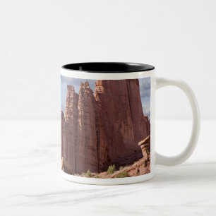 Caneca De Café Em Dois Tons EUA, Utah. Vista das Torres Fisher. Crédito como: 