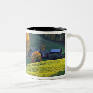 Caneca De Café Em Dois Tons EUA, Vermont, Jenne Farm. Colinas verdes ondulante