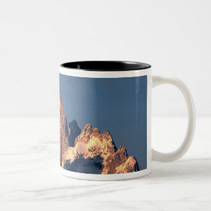Caneca De Café Em Dois Tons EUA, Wyoming, Grand Teton NP. Uma lua cheia se põe
