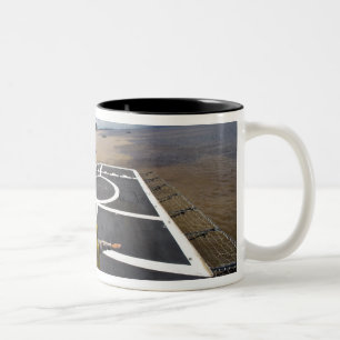 Caneca De Café Em Dois Tons Eurocopter brasileiro se prepara para aterrissar