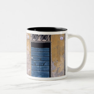 Caneca De Café Em Dois Tons Europa, Itália, Lucca. Estas velhas portas adicion