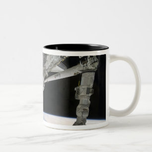 Caneca De Café Em Dois Tons Exibição da Descoberta de Encerramento de Espaço