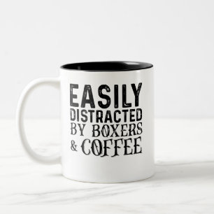 Caneca De Café Em Dois Tons Facilmente Distraído Por Boxers E Café