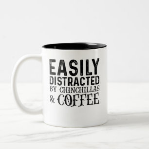 Caneca De Café Em Dois Tons Facilmente Distraído Por Chinchilas E Café