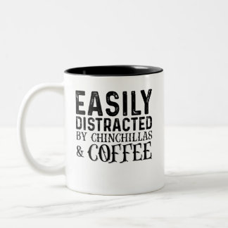 Caneca De Café Em Dois Tons Facilmente Distraído Por Chinchillas E Café