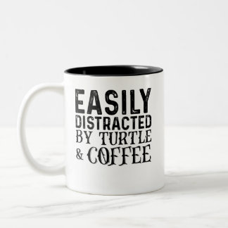 Caneca De Café Em Dois Tons Facilmente Distraído Por Tartaruga E Café