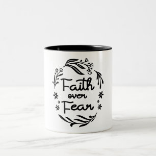 Caneca De Café Em Dois Tons Faith Sobre o Medo da Citação Cristã
