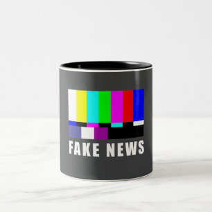 Caneca De Café Em Dois Tons Fake notícia. Médium, política, televisão