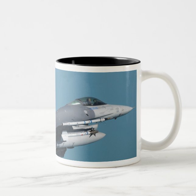 Caneca De Café Em Dois Tons Falcão de Luta F-16 em Voo (Direita)