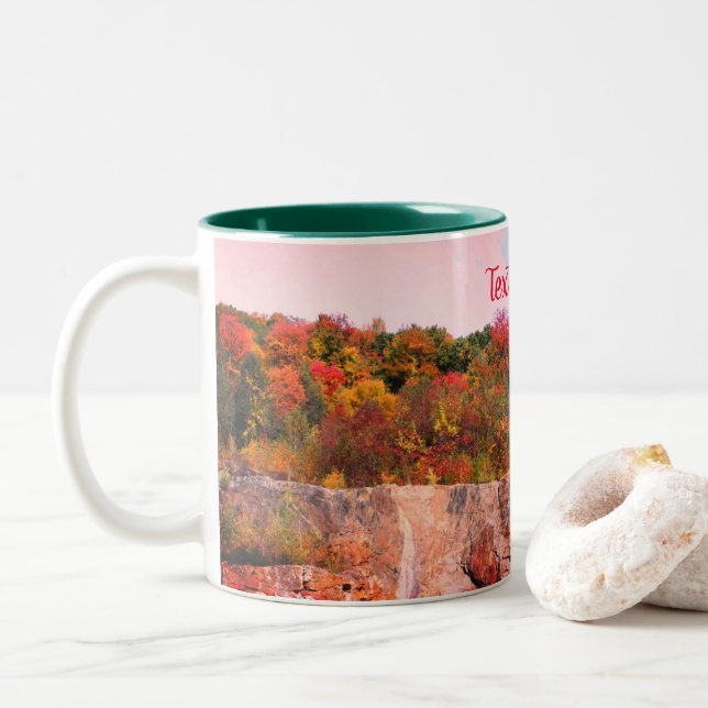 Caneca De Café Em Dois Tons Fall Foliage Rock Cliff Nature Personalizado (Com Donut)