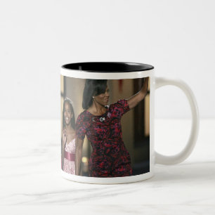 Caneca De Café Em Dois Tons família de Barak Obama acena na última noite de